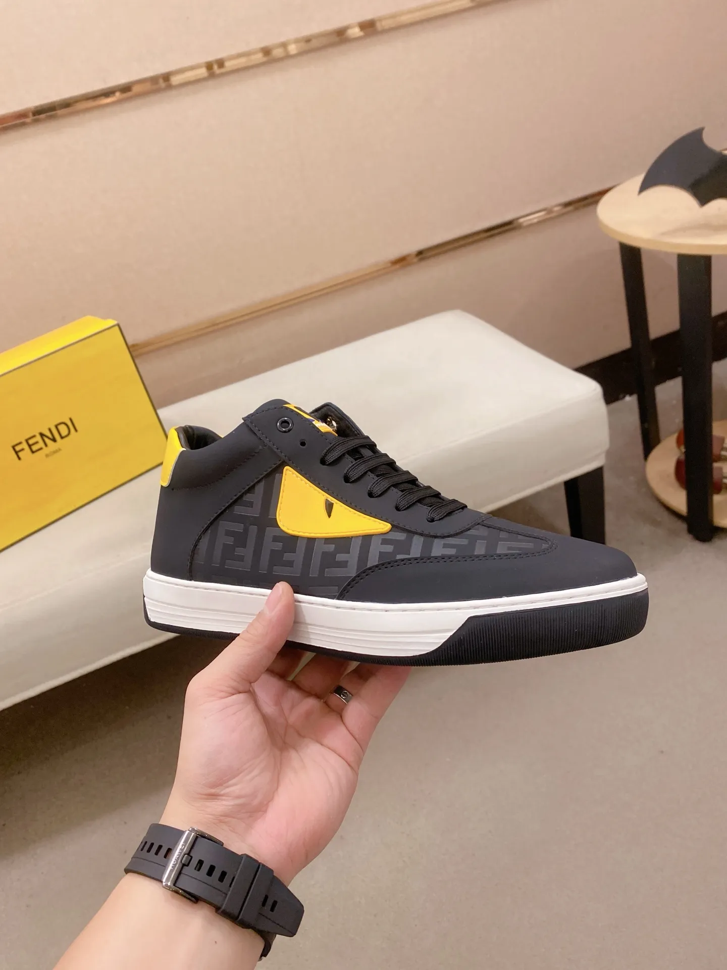Factory price: 420💰[Fendi] Fendi’s latest men’s casual shoes! Available at counters simultaneously! A one-to-one replica of the original. All imported official website one-to-one cowhide fabric. The interior is made of top-grade sheepskin, and the original factory-supplied rubber outsole is used. Leading new fashion concepts. Matching code: 38-44. (can be customized for 45 non-refundable)
